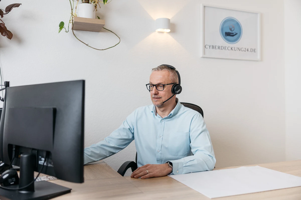 Lukas Bieniek im persönlichen Beratungsgespräch per Headset
